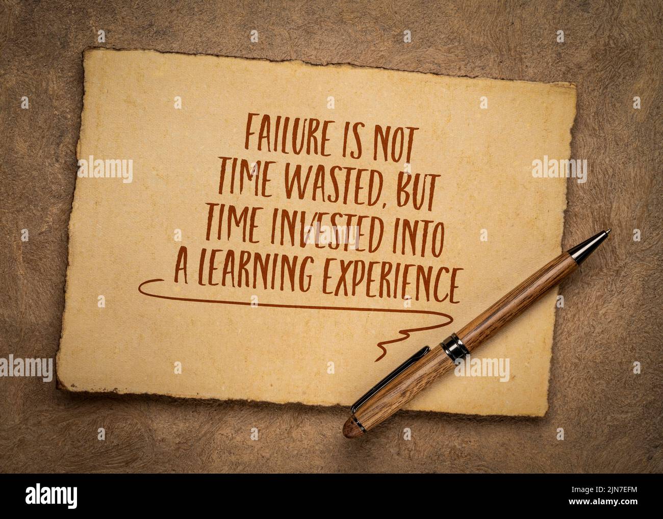 Scheitern ist keine Zeitverschwendung, sondern die Zeit, die in eine Lernerfahrung investiert wird, inspirierende Notiz auf einem antiken handgefertigten Papier, Lernen, Erfolg und p Stockfoto