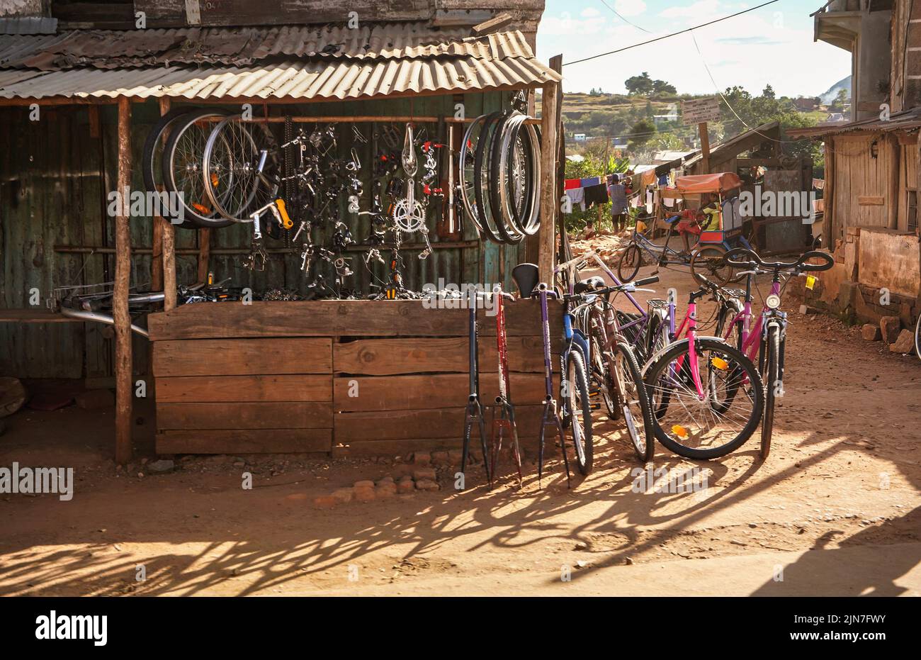 Antsirabe, Madagaskar - 06. Mai 2019: Kleiner provisorischer Barackenladen mit Fahrradteilen, die in der Nähe der Hauptstraße, der lokalen Insel Malagasy, hängende und gebrauchte Fahrräder ausstellten Stockfoto