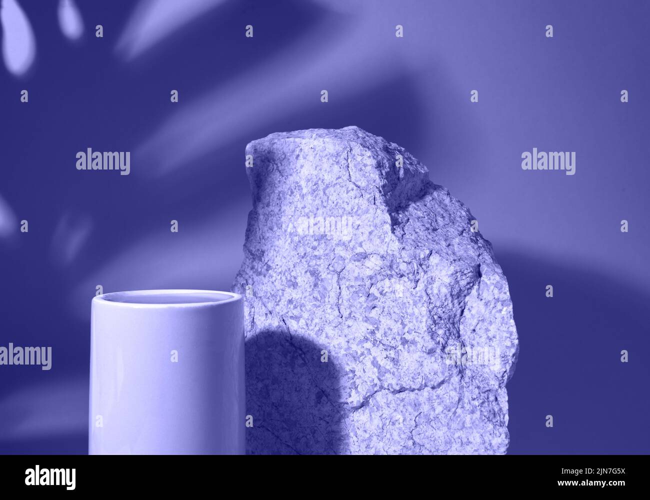 Das Podium ist eine Plattform für die Präsentation des Produkts, bestehend aus zwei Objekten im Hintergrund der Schatten der tropischen Blätter. Auf dem Hintergrund der Farbe des Jahres 2022. Hochwertige Fotos Stockfoto