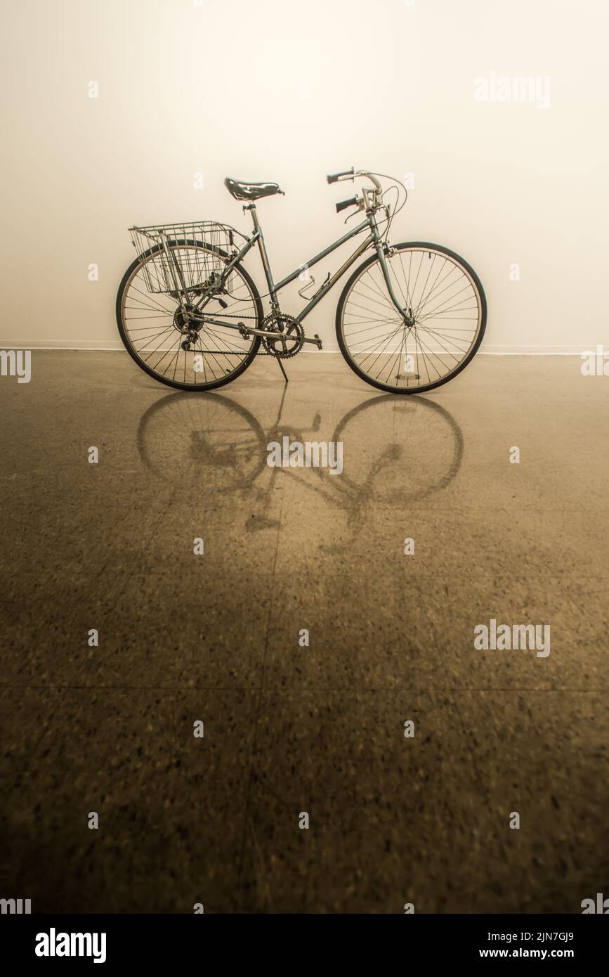 Vintage Damen Fahrrad im Museum Galerie Raum Stockfoto