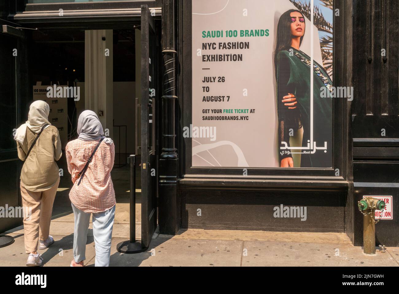 Am Mittwoch, den 27. Juli 2022, betreten die Menschen die Modemarke Saudi 100 Brands im Iron23 in Flatiron in New York. Die von der Saudi Arabia Fashion Commission organisierte Ausstellung zeigt 100 Designer aus Saudi-Arabien, die eine Vielzahl von Kleidungsstücken zeigen, die die saudische Kultur widerspiegeln. (© Richard B. Levine) Stockfoto