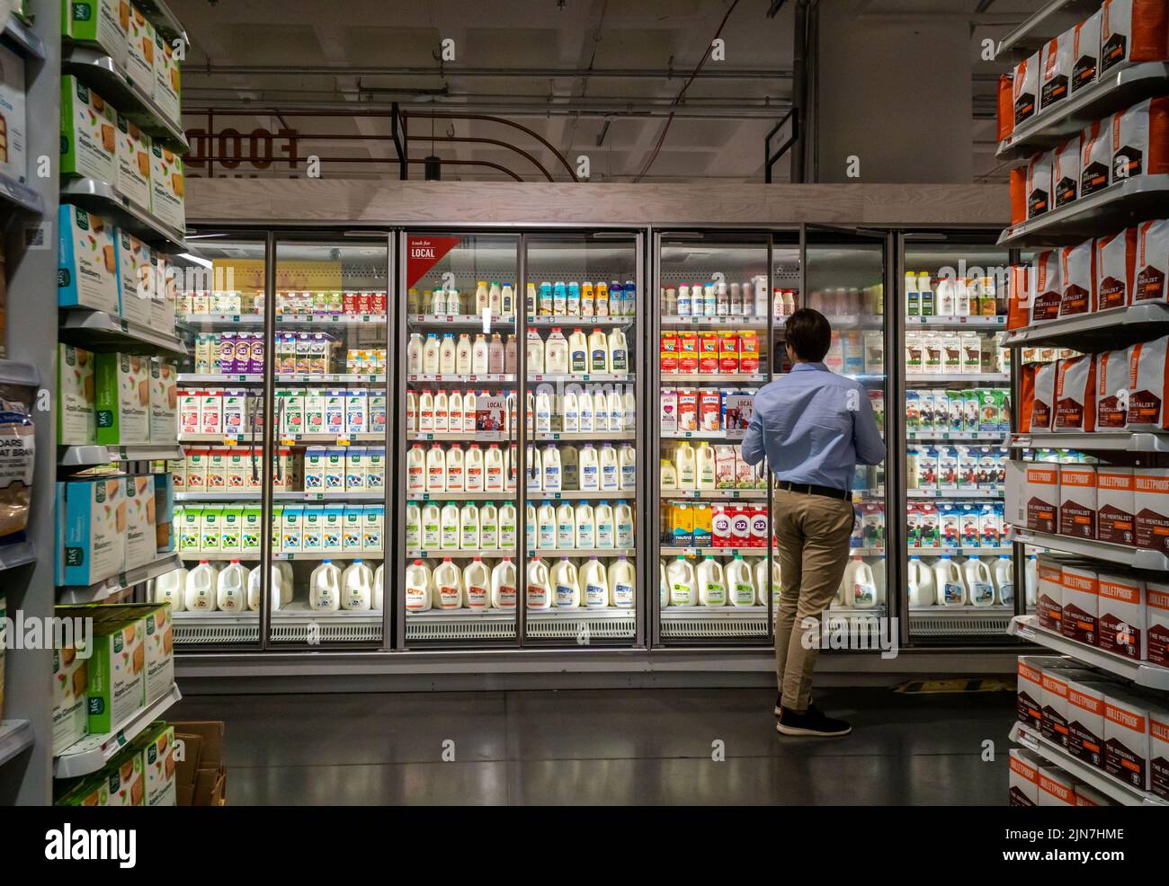 Einkaufen in einem Whole Foods Market Supermarkt in New York am Dienstag, den 9. August 2022. Die Demokraten im Senat haben das Gesetz zur Verringerung der Inflation von 2022 verabschiedet, das sich auf Klima, Gesundheit und Steuern auswirkt. (© Richard B. Levine) Stockfoto