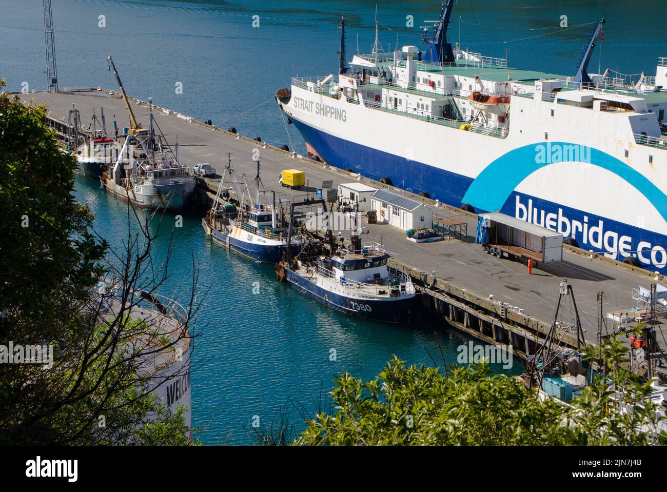 Ein Blick auf das Leben in Neuseeland: Kommerzielle Fischereifahrzeuge und die Bluebridge Ferry an der Picton Wharf. Stockfoto