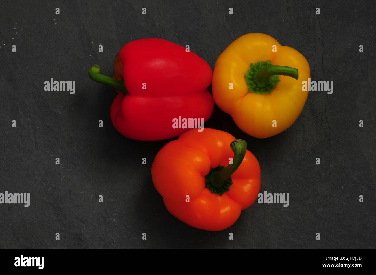 Auswahl an roten, orangen und gelben Paprika. Stockfoto