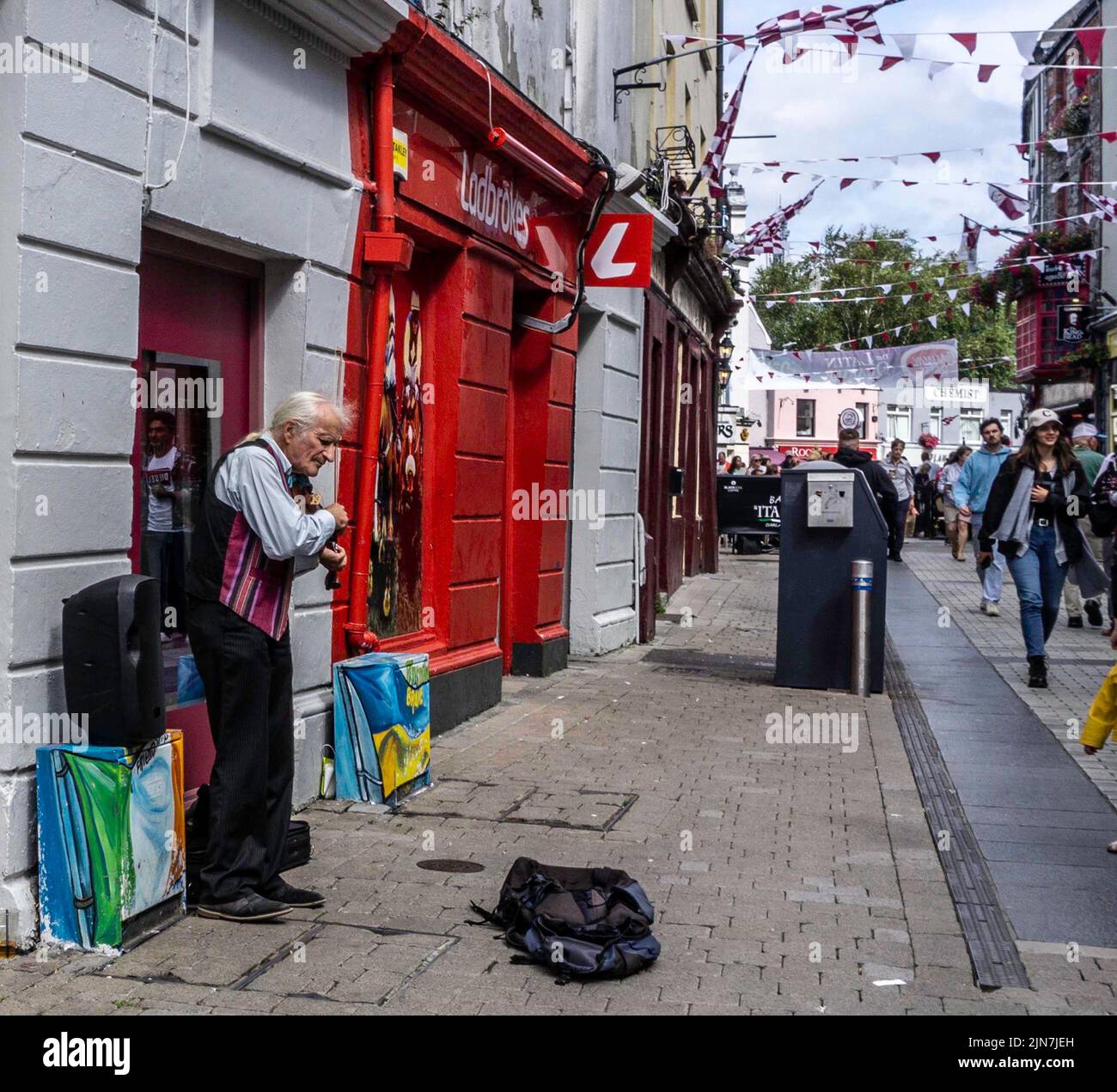 Ein Mann, der auf der High Street, Galway, Irland, eine Geige spielt. Stockfoto