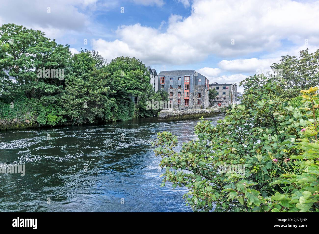 Der Fluss Corrib, der hier im Zentrum von Galway City, Irland, zu sehen ist. Stockfoto