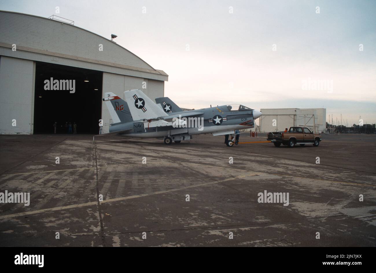 LTV A-7 Corsair II verlässt den Restaurierungshangar Stockfoto