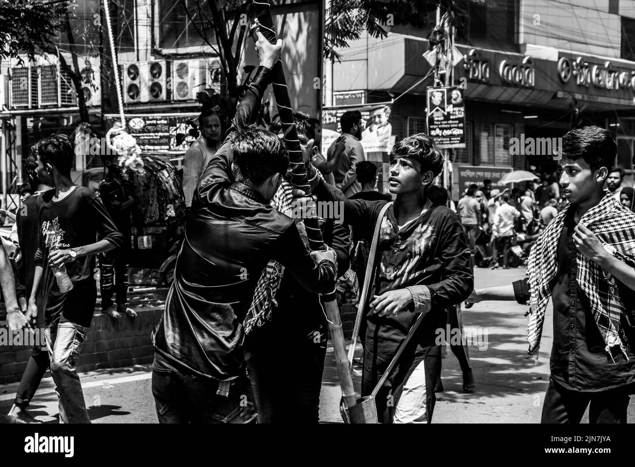 Schiitische Muslime aus Bangladesch marschieren und tragen die Flaggen und Tazia während einer Muharram-Prozession auf der Hauptstraße in Dhaka, Bangladesch, am 09.. August 2022. Stockfoto