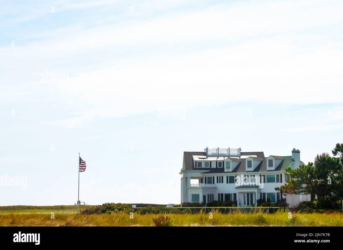Blick vom Strand auf ein Haus im Kennedy Compound - das Anwesen am Wasser am Cape Cod entlang des Nantucket Sound, das der Familie President Kennedys gehört Stockfoto