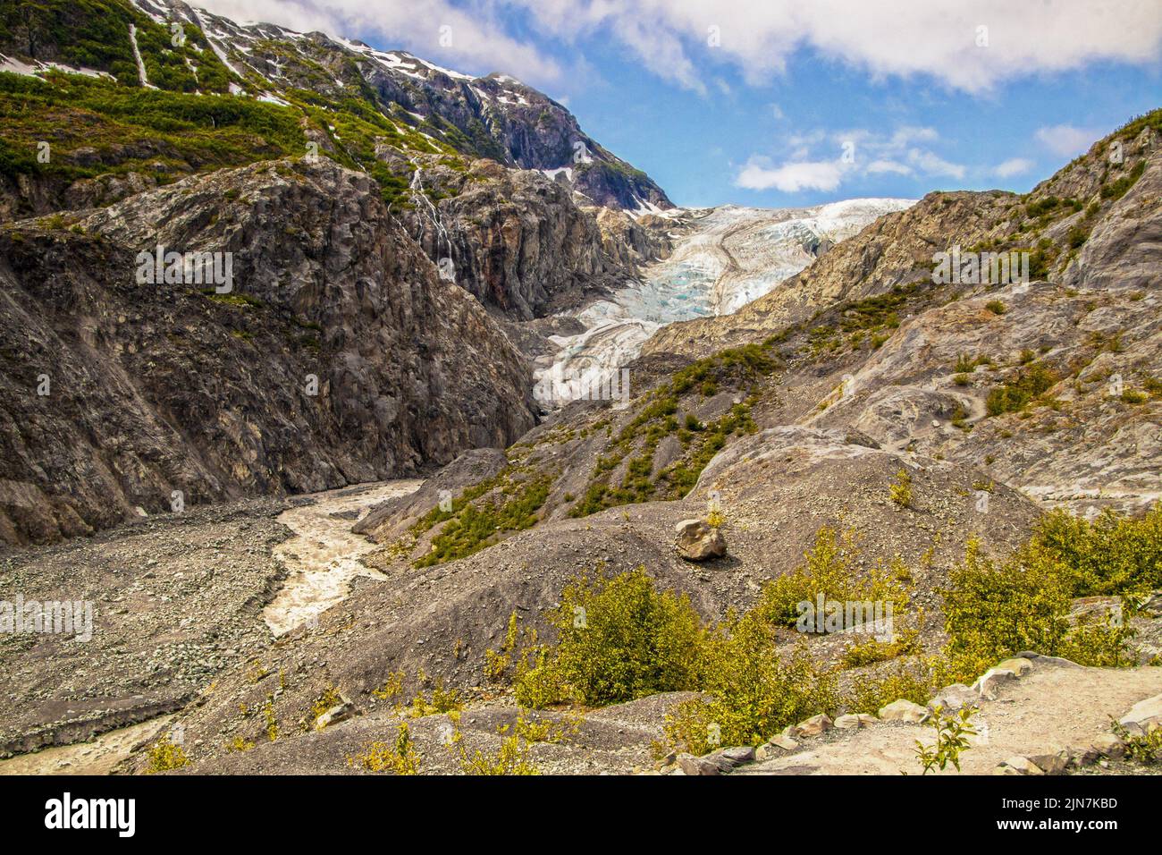 Blick auf den Exit Glacier auf der Kania Halbinsel Alaska USA, wo er am Anfang eines geflochtenen Flusses aufgeht Stockfoto