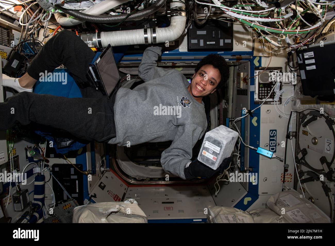 Erdatmosphäre. 22.. Juli 2022. Astronautin Jessica Watkins hält einen Plattenhabitat bei -20C für die Proteinherstellung.Quelle: NASA/ZUMA Press Wire Service/ZUMAPRESS.com/Alamy Live News Stockfoto