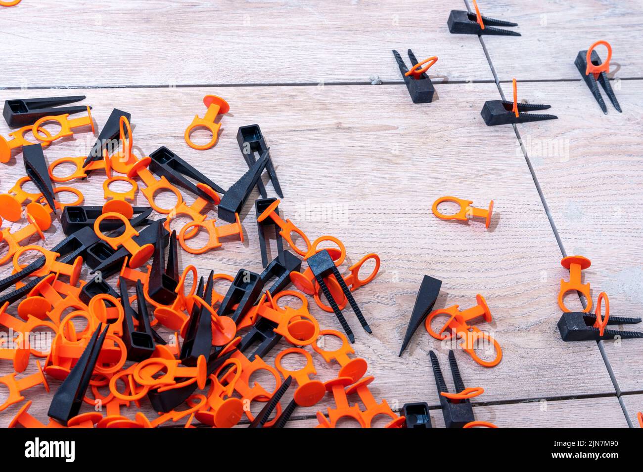 Hintergrund des Fliesenausrichtesystems. Reparaturschule Stockfoto