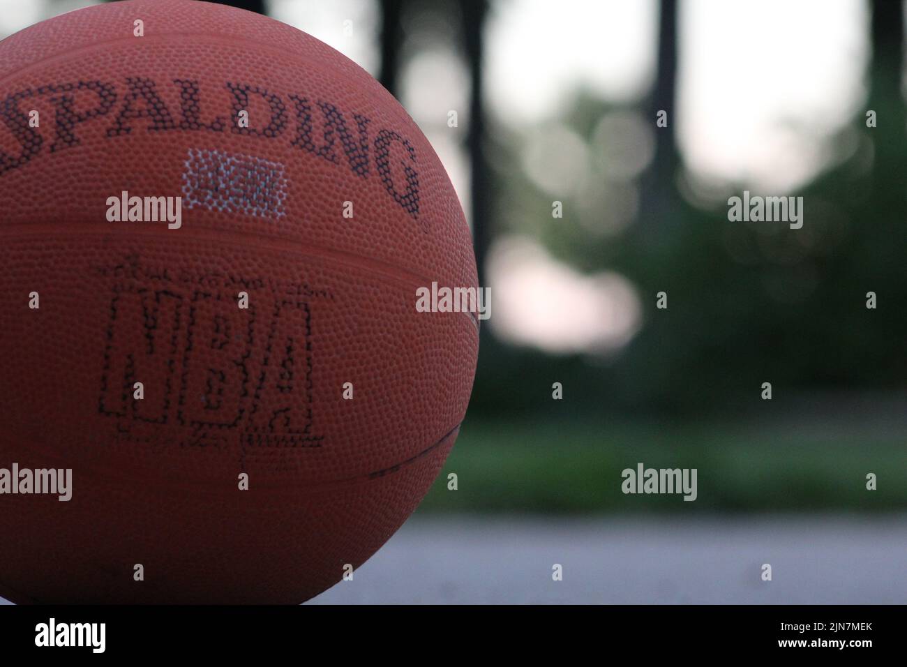 Spalding Basketball Auf Dem Boden Stockfoto