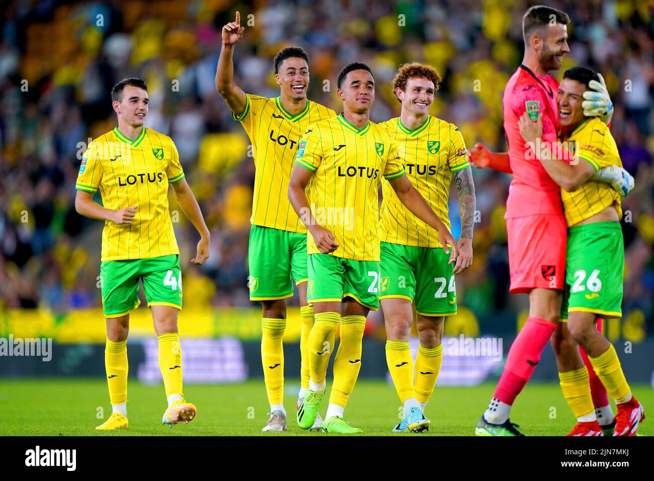 Die Spieler von Norwich City feiern, nachdem sie den Elfmeterschießen während des Carabao Cup, dem ersten Spiel in der Carrow Road, Norwich, gewonnen haben. Bilddatum: Dienstag, 9. August 2022. Stockfoto