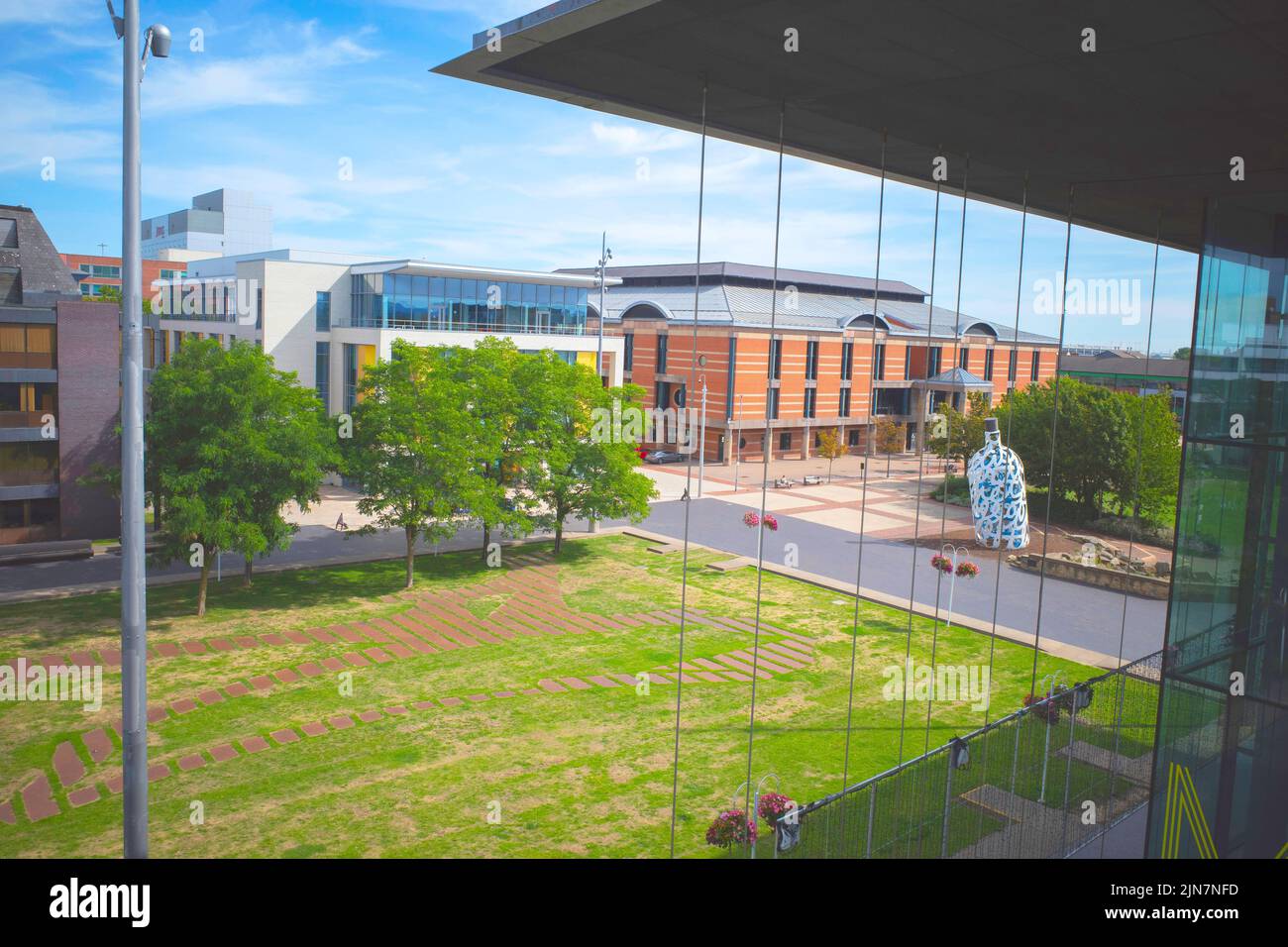 Blick von der Dachterrasse der MIMA-Kunstgalerie mit Blick nach Norden auf die Gerichte am Center Square Middlesbrough Stockfoto