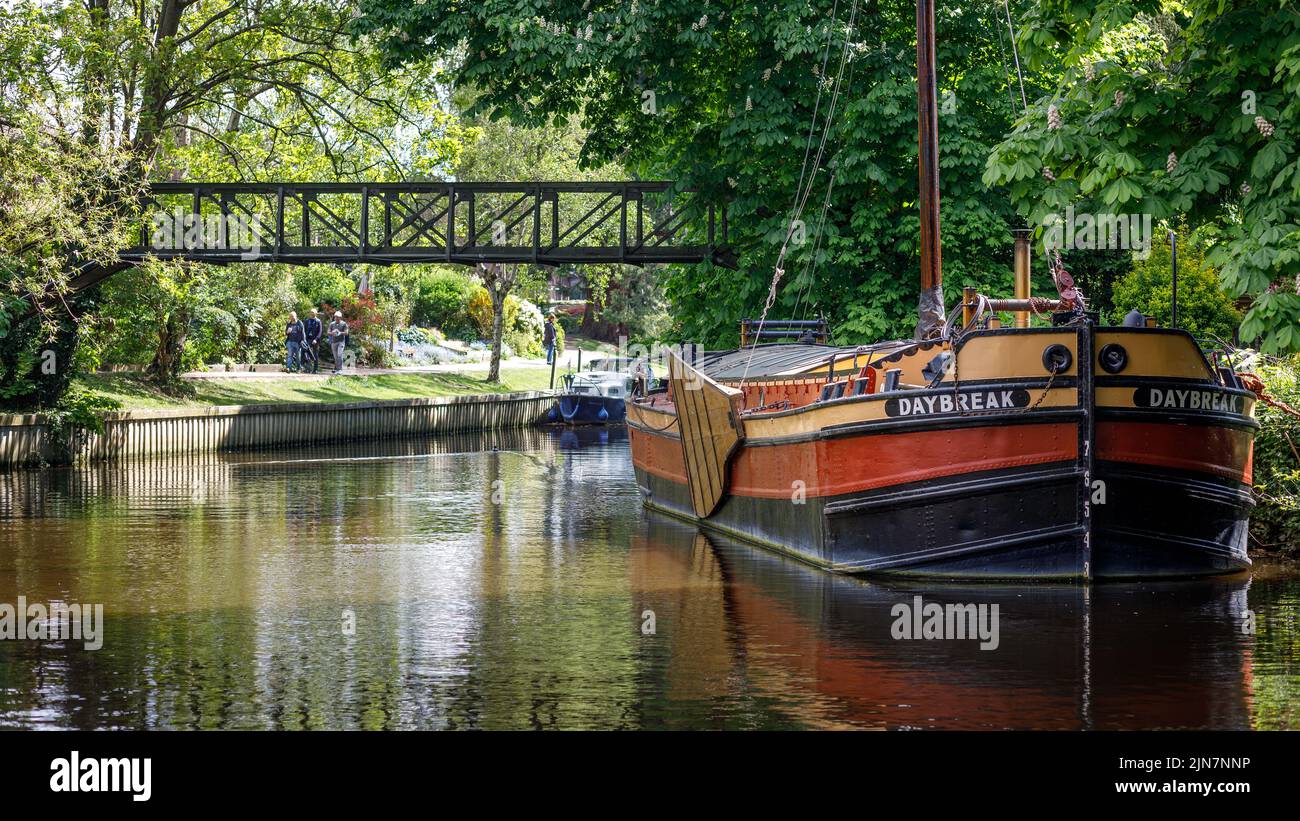 Historisches Schiff Daybreak.der letzte gefertigte Humber Keel, quadratisch getakelter Segelkahn, der auf der Themse unter Bäumen in der Nähe von Staines, Surrey, festgemacht wurde Stockfoto