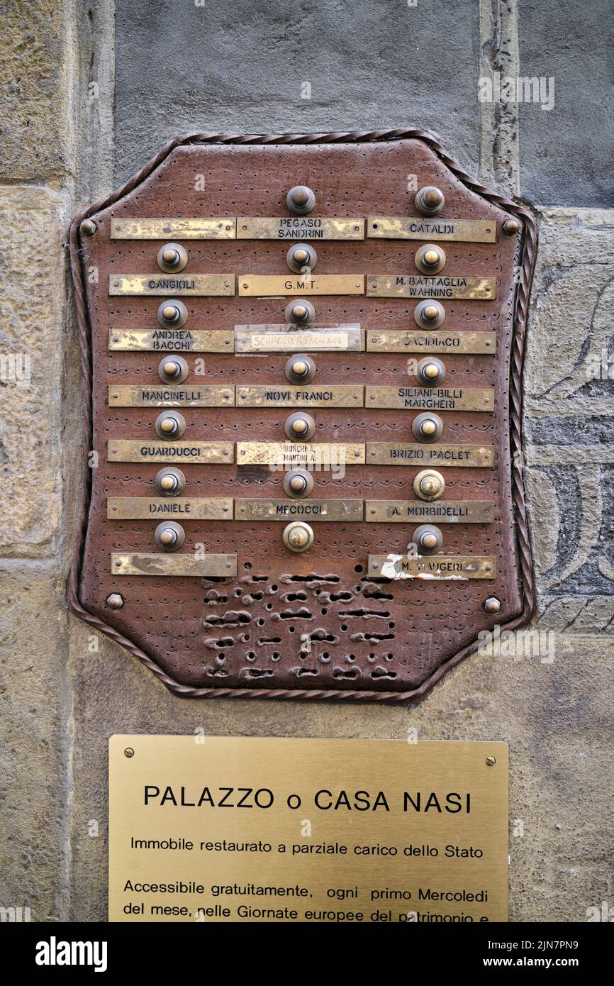 Türglocken und Namensschilder im Zentrum von Florenz, Italien Stockfoto