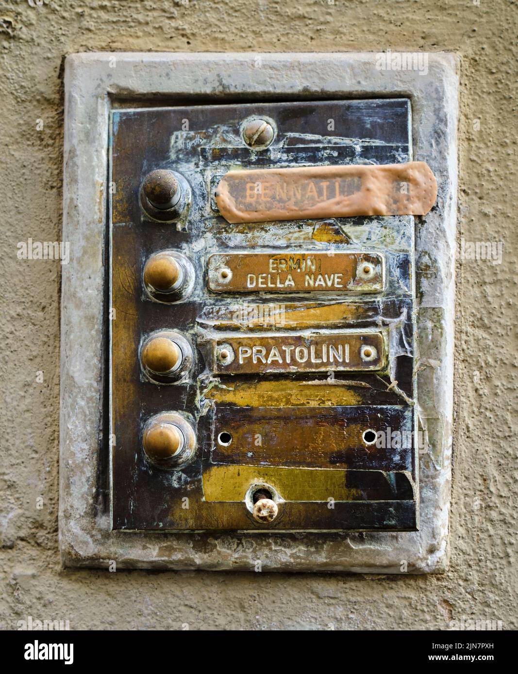 Türglocken und Namensschilder im Zentrum von Florenz, Italien Stockfoto