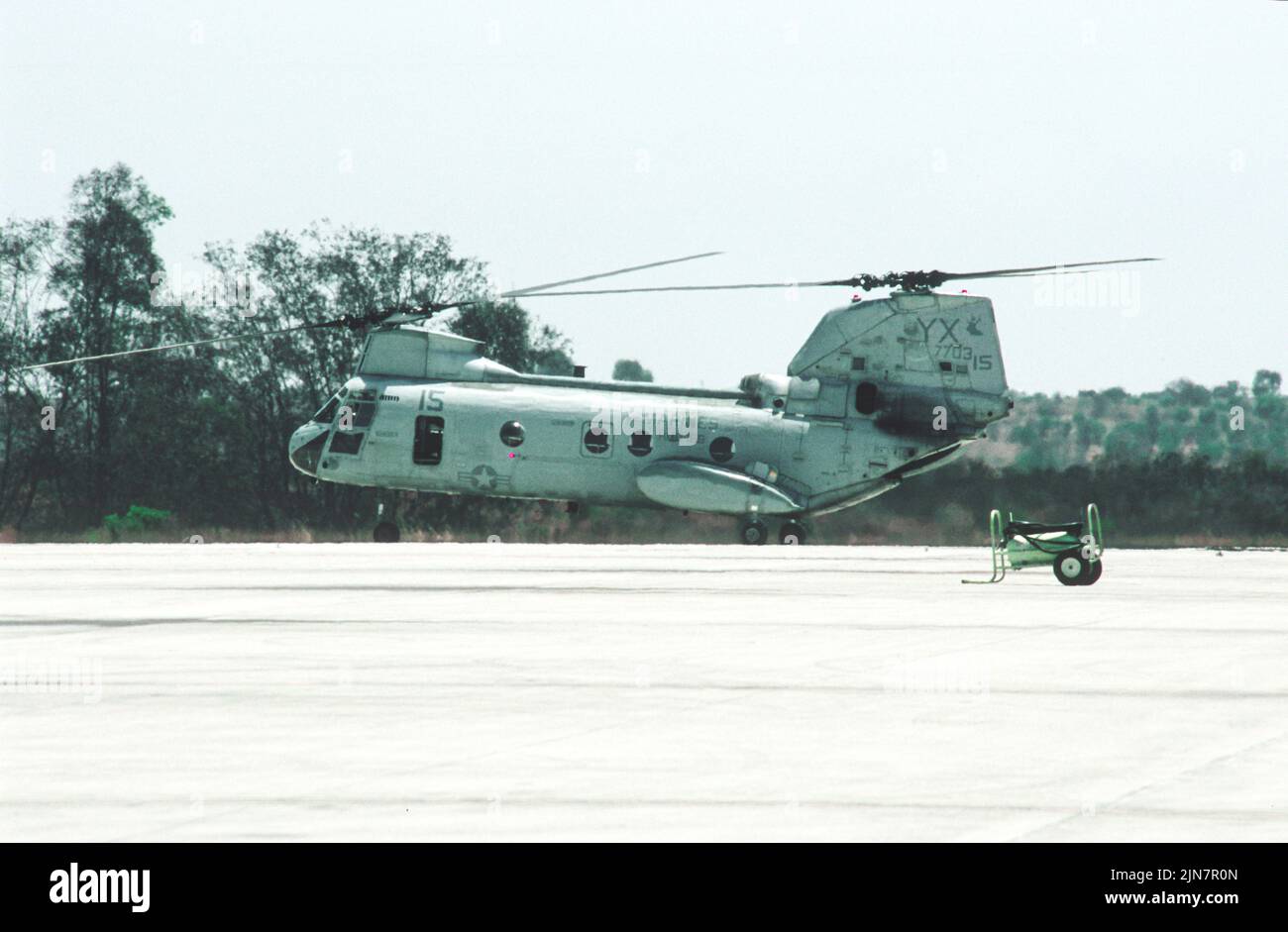 United States Marine Corps CH-46 Sea Knight Taxis am MCAS Miramar in San Diego, Kalifornien Stockfoto