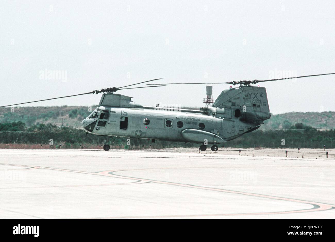 United States Marine Corps CH-46 Sea Knight Taxis am MCAS Miramar in San Diego, Kalifornien Stockfoto