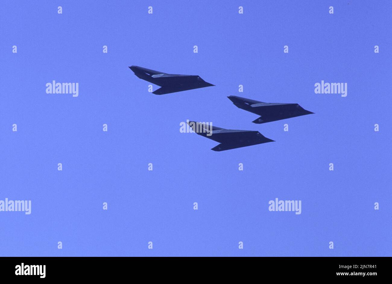 Bildung von drei F-117 Nighthawks, die den Luftraum der Edwards Air Force Base verlassen Stockfoto