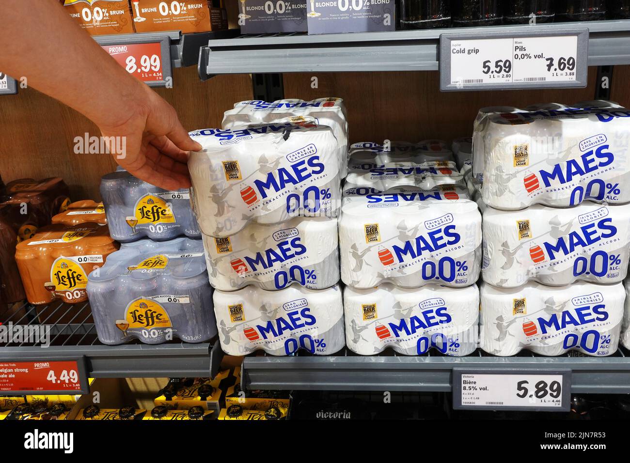 Sechs Packungen Maes 0,0 alkoholfreie Bierdosen Stockfoto