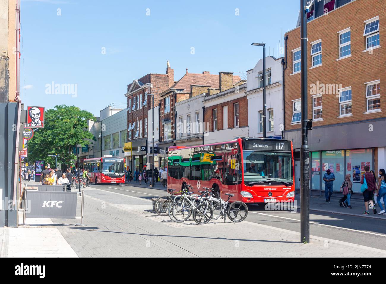 Lokale Busse, High Street, Hounslow, London Borough of Hounslow, Greater London, England, Vereinigtes Königreich Stockfoto
