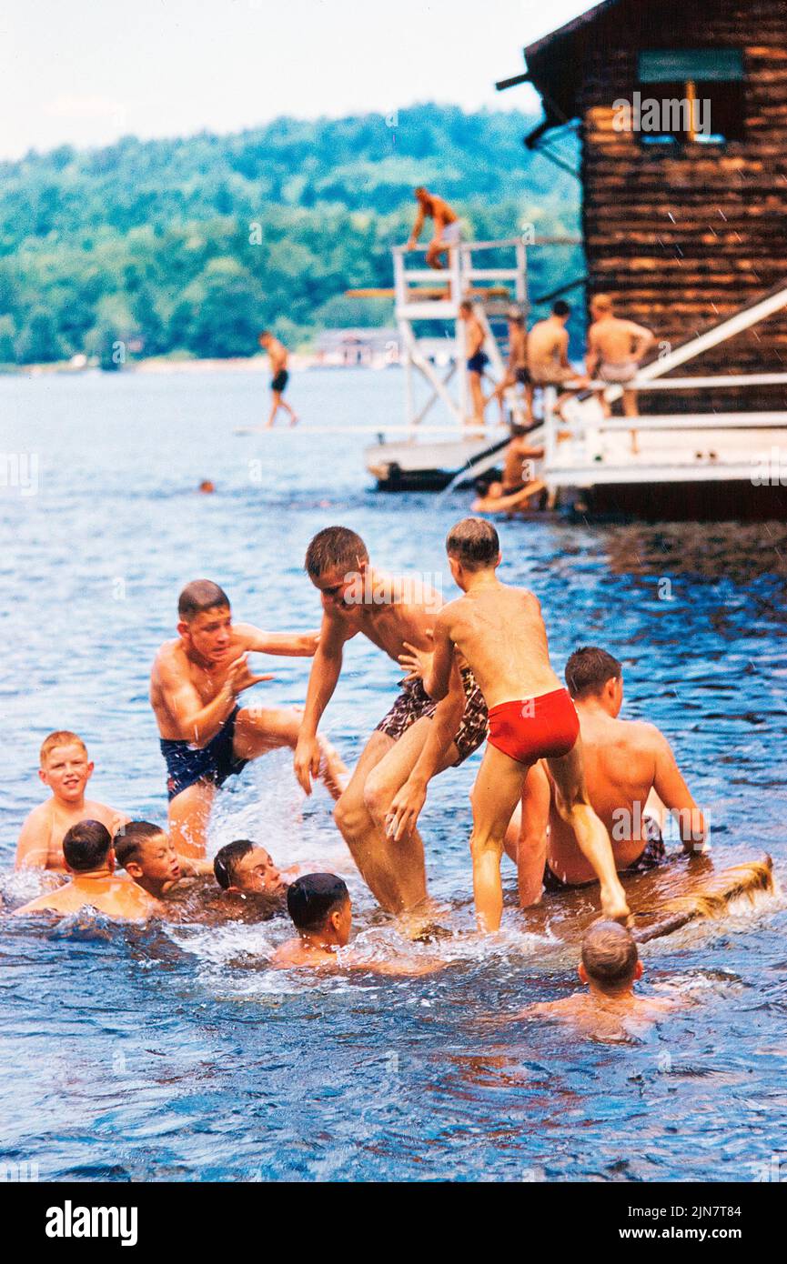 Gruppe von Summer Camp Boys, die in Lake, Camp Sunapee, New Hampshire, USA, Toni Frisell Collection, Juli 1955 Stockfoto