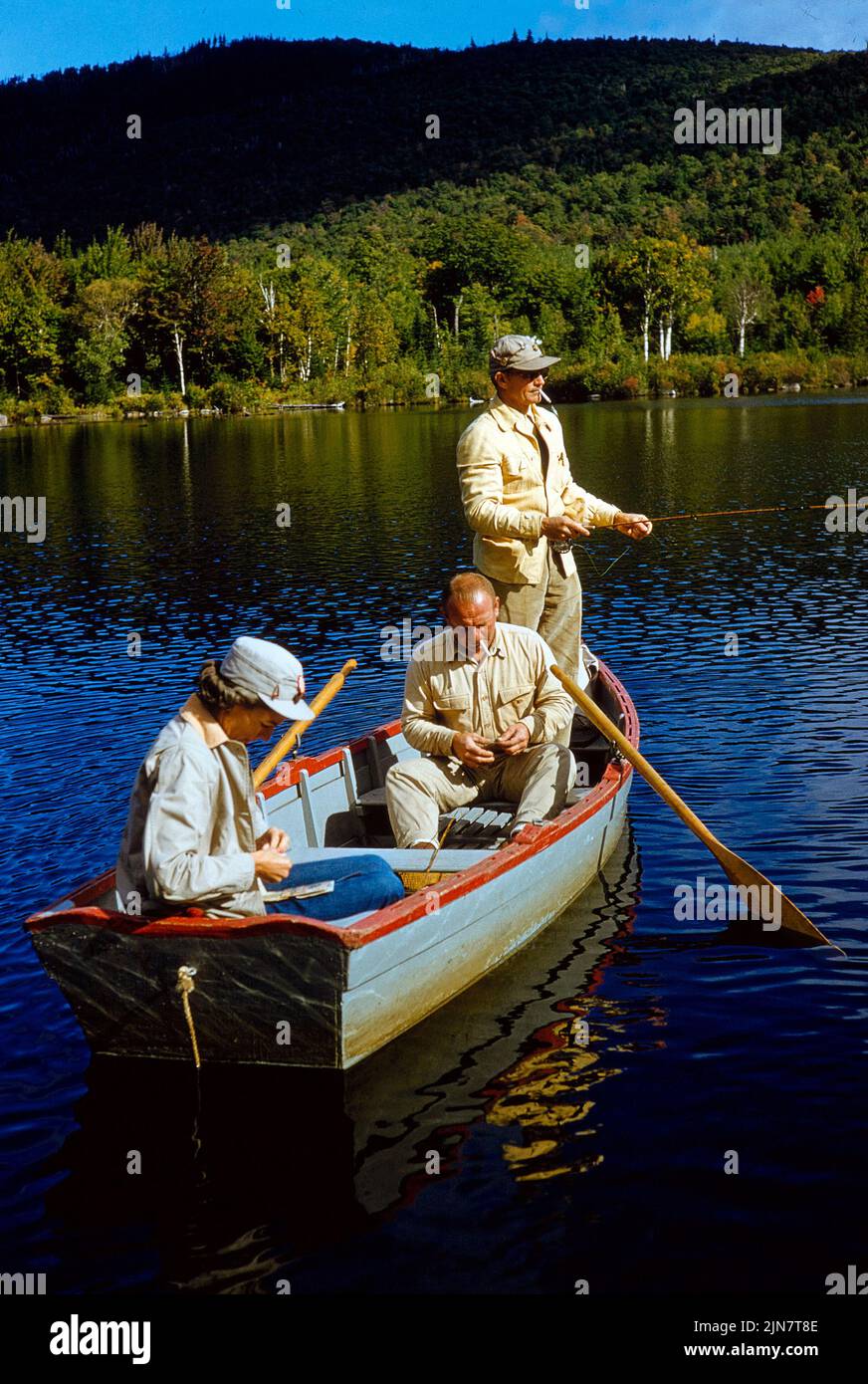 Zwei Männer und Frauen Forellen Angeln aus Row Boat, Groton, Vermont, USA, Toni Frisell Collection, 1956 Stockfoto