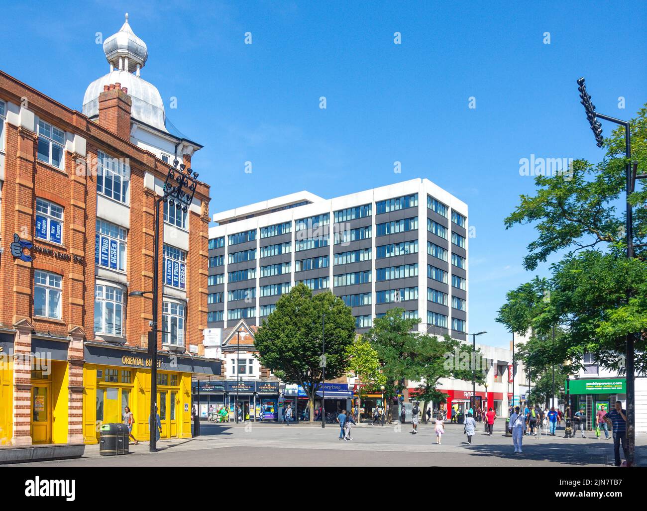 Hounslow High Street vom Bell Square, Hounslow, London Borough of Hounslow, Greater London, England, Großbritannien Stockfoto