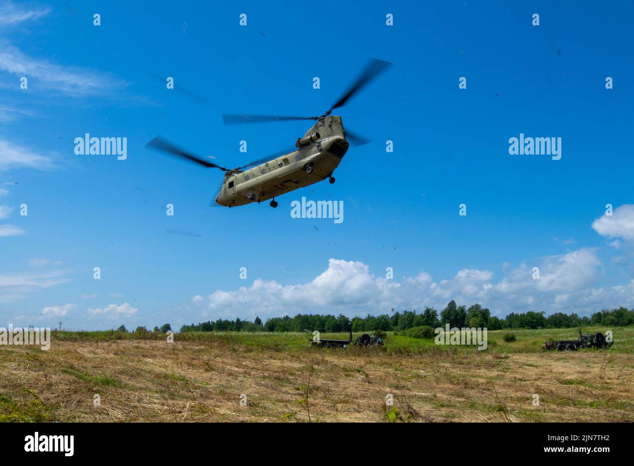 Ein New Yorker Armee-Nationalgarde CH-47 Chinook hebt mit einer simulierten Luft-Medevac-Mission während des exportierbaren Kampftrainings ab 22-01 21. Juli 2022, auf Fort Drum, NY. (USA Armeefoto von Sgt. 1. Darron Salzer, erste Armeedivision Ost) Stockfoto