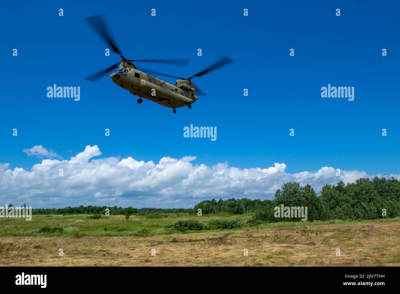 Ein New Yorker Armee-Nationalgarde CH-47 Chinook hebt mit einer simulierten Luft-Medevac-Mission während des exportierbaren Kampftrainings ab 22-01 21. Juli 2022, auf Fort Drum, NY. (USA Armeefoto von Sgt. 1. Darron Salzer, erste Armeedivision Ost) Stockfoto