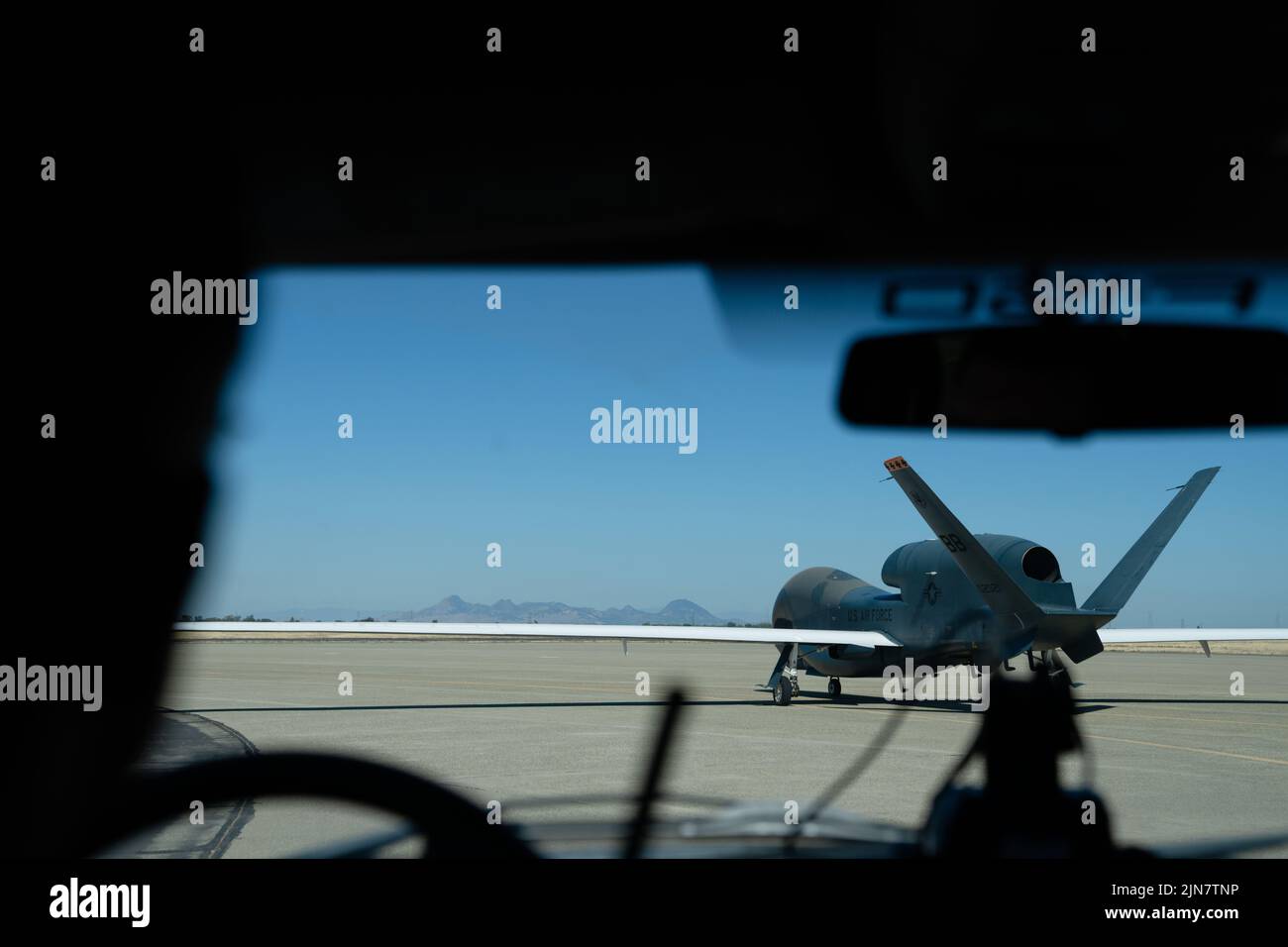 Ein RQ-4 Global Hawk Blcok 30 nimmt am 7. Juli 2022 ein Taxi zur Startbahn auf dem Luftwaffenstützpunkt Beale, Kalifornien. Dieser Flug war der letzte RQ-4 von Beale, der zur Grand Forks AFB, N.D., abgeflogen wurde, um an Northrup Grumman veräußert und übertragen zu werden. (USA Foto der Luftwaffe von Staff Sgt. Ramon A. Adelan) Stockfoto