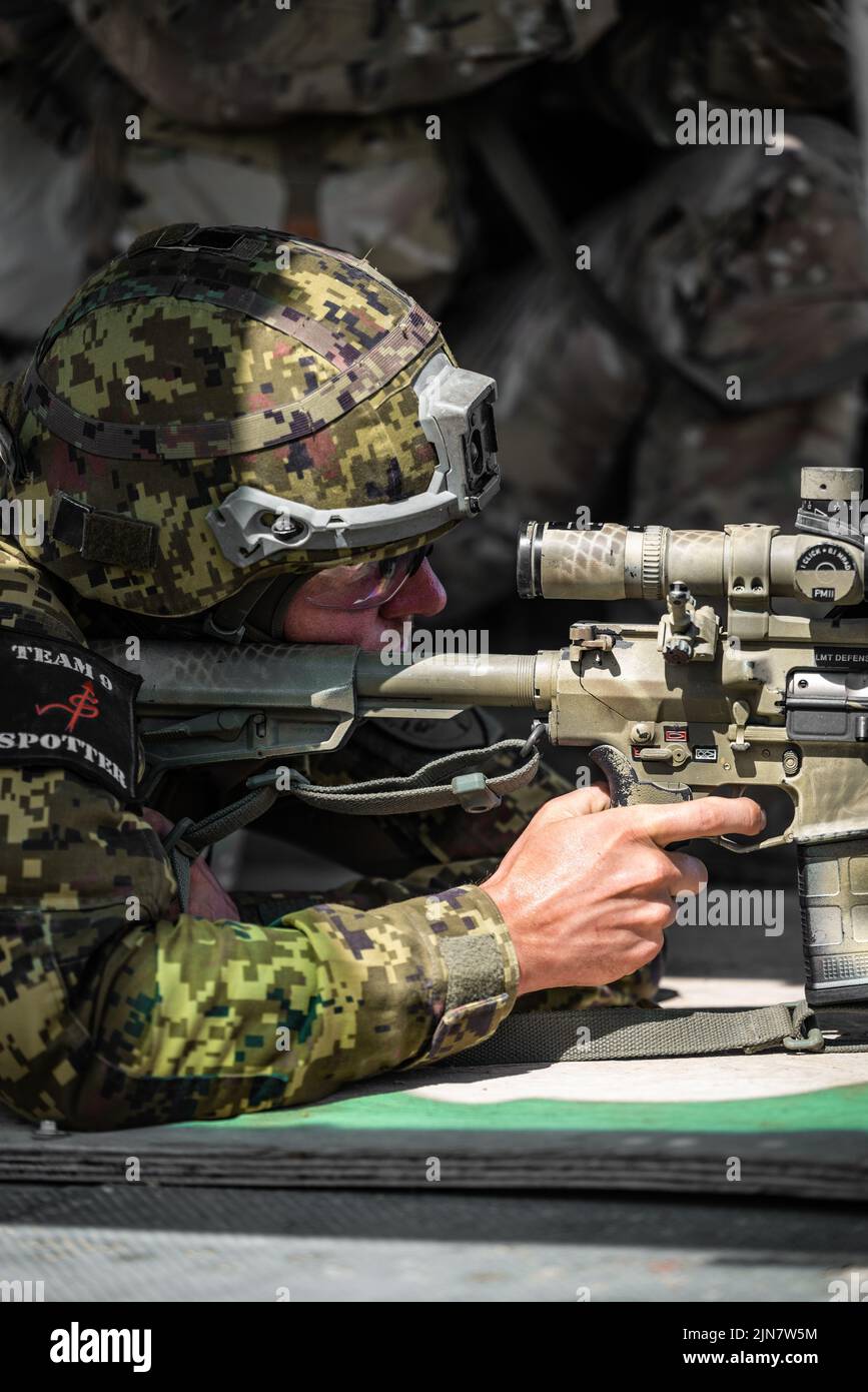 Ein estnischer Soldat nimmt am 6. August 2022 am European Best Sniper Team Competition auf dem Hohenfels Trainingsgelände Teil. Der jährliche European Best Sniper Team Competition ist ein Wettbewerb der US-Armee in Europa und Afrika, bei dem die Fähigkeiten der Scharfschützenmannschaft, die körperliche Stärke und die geistige Beweglichkeit getestet werden, während Beziehungen aufgebaut und Fähigkeiten zwischen Scharfschützenteams in ganz Europa geteilt werden. (USA Foto der Armee von Staff Sgt. Dana Clarke) Stockfoto