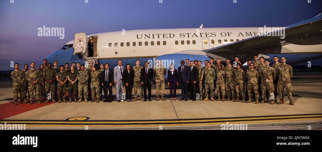 Philip Goldberg, US-Botschafter in Südkorea, General Paul LaCamera, Kommandant des United Nations Command, des Combined Forces Command und der U.S. Forces Korea, und hochrangige Mitarbeiter begrüßten am 3. August 2022 in der Republik Korea eine Delegation des Kongresses unter der Leitung der Sprecherin des US-Repräsentantenhauses Nancy Pelosi. Während des Besuchs in Korea traf sich die Delegation mit dem Sprecher der koreanischen Nationalversammlung, Kim Jin-pyo, sowie mit hochrangigen Vertretern der ROK, sprach mit dem Präsidenten der Republik Korea, Yoon Suk-yeol, besichtigte den Gemeinsamen Sicherheitsraum/die entmilitarisierte Zone und sprach mit Dienstmitgliedern der JSA und Stockfoto