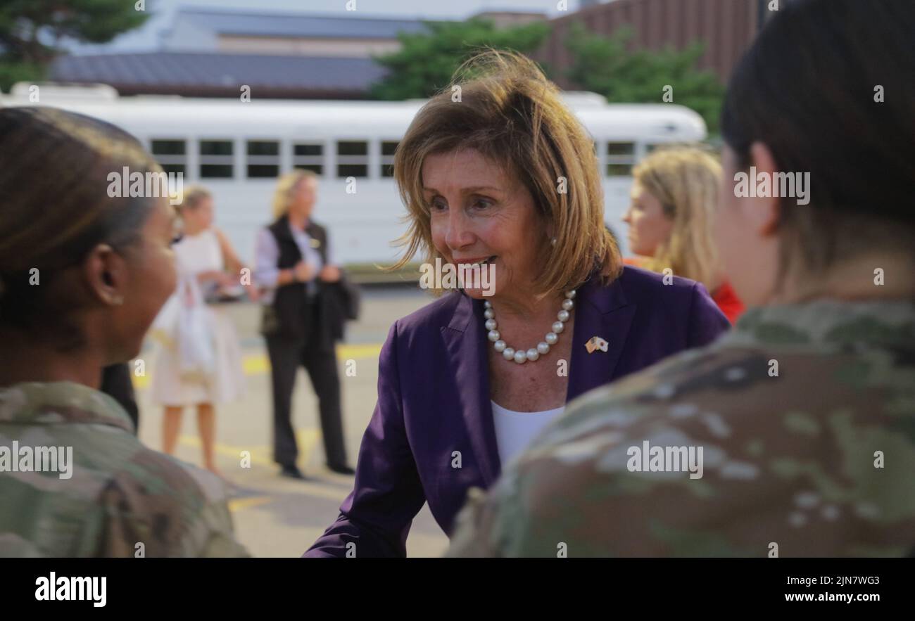 Nancy Pelosi, Sprecherin des US-Repräsentantenhauses, arbeitet mit Dienstmitgliedern der US-Streitkräfte Korea auf dem Luftwaffenstützpunkt Osan, Republik Korea, 4. August 2022, zusammen. Während des Besuchs in Korea traf sich die Delegation mit Kim Jin-pyo, dem Sprecher der koreanischen Nationalversammlung, und hochrangigen Vertretern der ROK, sprach mit dem Präsidenten der Republik Korea Yoon Suk-yeol, besichtigte den Gemeinsamen Sicherheitsbereich/die entmilitarisierte Zone, Und sprach mit den Dienstmitgliedern der JSA und des Osan Air Base. Dieser Besuch war Teil einer Delegationsreise des Kongresses durch mehrere asiatische Länder, um die Vereinigten Staaten zu bekräftigen Stockfoto