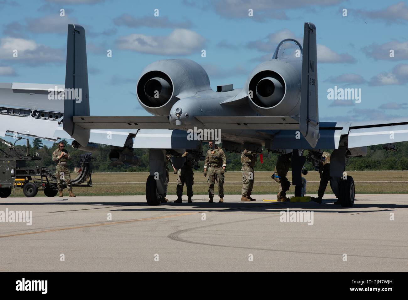 US Air Force Airmen, die dem 127. Aircraft Maintenance Squadron, Michigan Air National Guard, zugewiesen wurden, beginnen mit dem Betanken eines A-10 Thunderbolt II für einen integrierten Kampfeinsatz im Rahmen von Northern Strike 22-2 auf dem Camp Grayling Army Airfield, Grayling, Michigan, 9. August 2022. Northern Strike wurde entwickelt, um rund 7.400 Service-Mitglieder mit verschiedenen Schulungsformen herauszufordern, die die Interoperabilität zwischen mehreren Komponenten, multinationalen und agenturübergreifenden Partnern fördern. Stockfoto