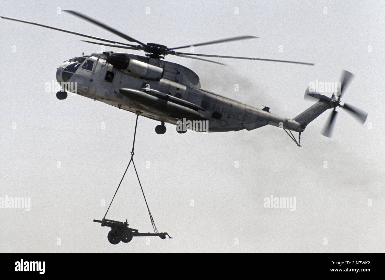 USMC CH-53D Seehengst liefert eine Haubitze Stockfoto