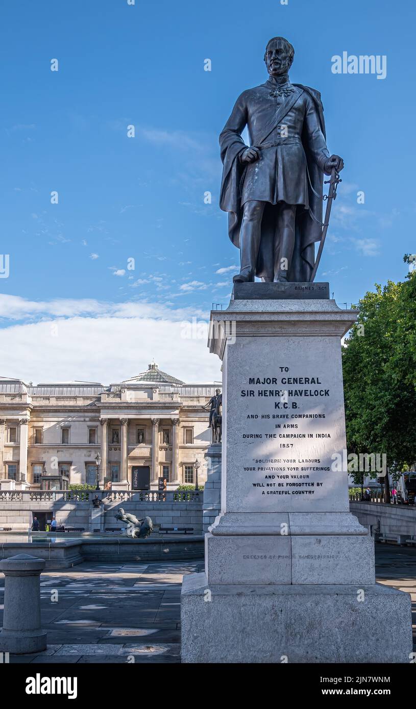 London, Großbritannien, 4. Juli 2022: Trafalgar Square. Nahaufnahme der Bronzestatue des Generalmajors Sir Henry Havelock auf weißem Sockel mit einem Teil der Nationalgalerie Stockfoto