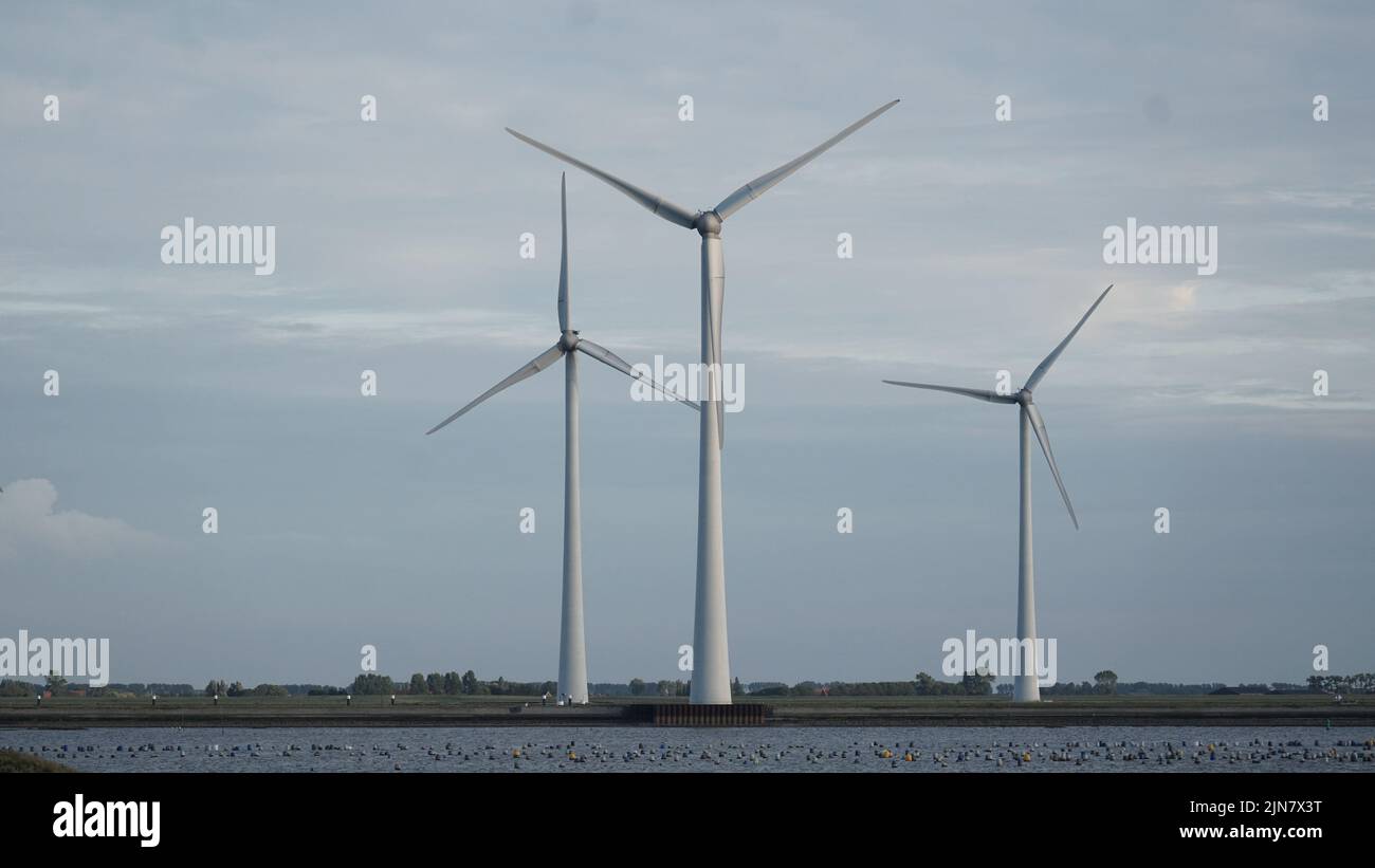Windgeneratoren an Land Stockfoto