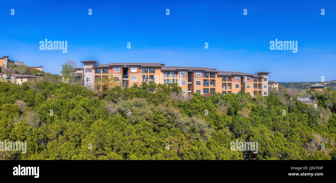 Austin, Texas- Wohngebäude in der Nähe der Klippe eines Berges mit Bäumen am Hang Stockfoto