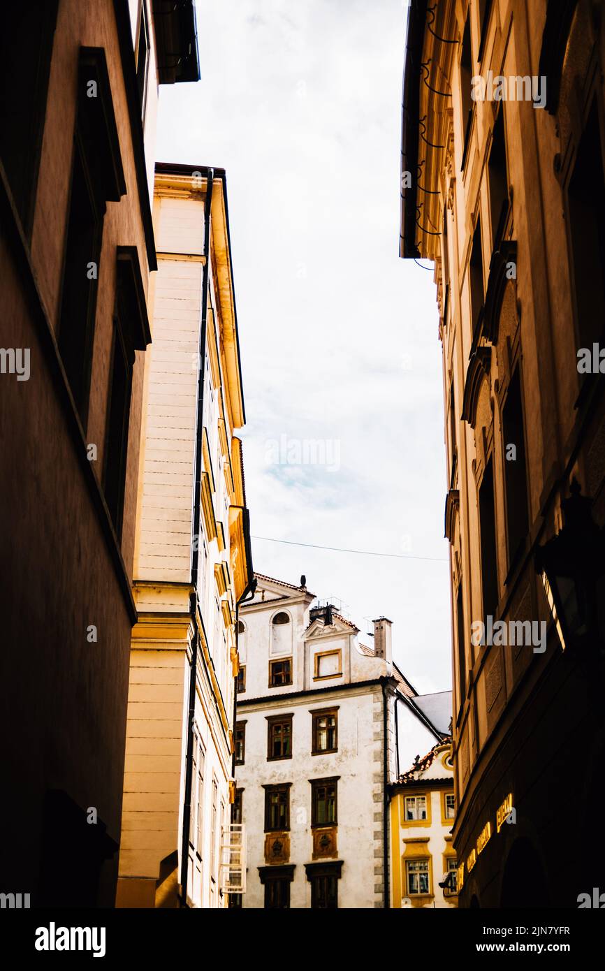 Ein enger Raum zwischen Gebäuden in einer Stadt Stockfoto