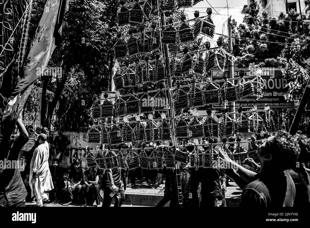 Bangladesch. 9. August 2022. Schiitische Muslime aus Bangladesch marschieren und tragen die Flaggen und Tazia während einer Muharram-Prozession auf der Hauptstraße in Dhaka. Muharram wird von schiitischen Muslimen als Monat respektiert und beobachtet, in dem Hussein ibn Ali, der Enkel Muhammads und Sohn Alis, in der Schlacht von Karbala gemartert wurde. (Bild: © MD. Noor Hossain/Pacific Press über ZUMA Press Wire) Stockfoto