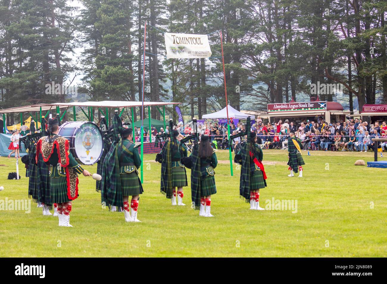 Highland Spiele Pfeifen Band perform, Tomintoul, Juli 2022, Schottland, Großbritannien Stockfoto