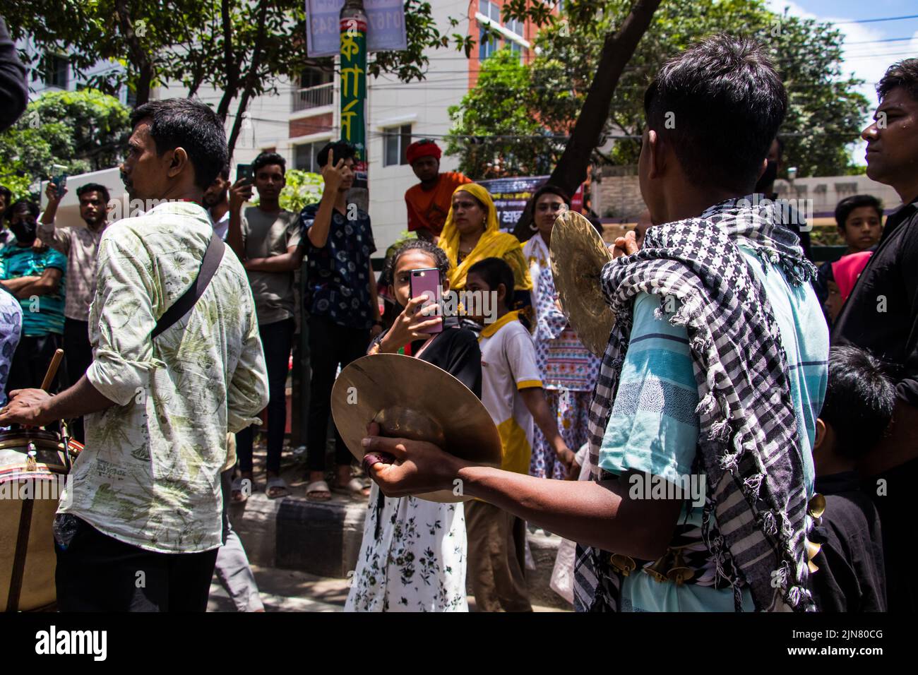 Bangladesch. 9. August 2022. Schiitische Muslime aus Bangladesch marschieren und tragen die Flaggen und Tazia während einer Muharram-Prozession auf der Hauptstraße in Dhaka. Muharram wird von schiitischen Muslimen als Monat respektiert und beobachtet, in dem Hussein ibn Ali, der Enkel Muhammads und Sohn Alis, in der Schlacht von Karbala gemartert wurde. (Bild: © MD. Noor Hossain/Pacific Press über ZUMA Press Wire) Stockfoto