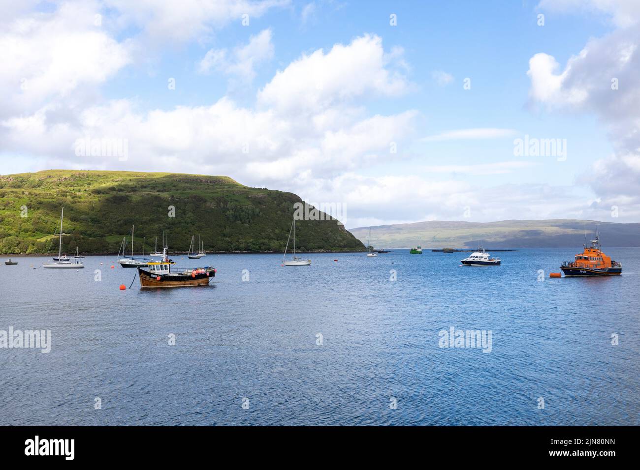 Isle of Skye, Hafen von Portree und Boote, die im Hafen, Schottland, Großbritannien, im Sommer 2022 festgemacht sind Stockfoto