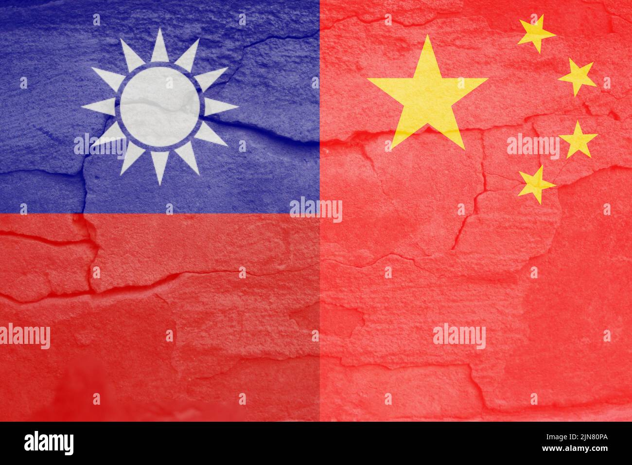 Defokussieren Sie die China-Flagge, die offiziellen Farben und den richtigen Anteil. Krieg zwischen China und Taiwan. Nationale chinesische Flagge. Steinmauer Hintergrund. Riss. Kommuni Stockfoto