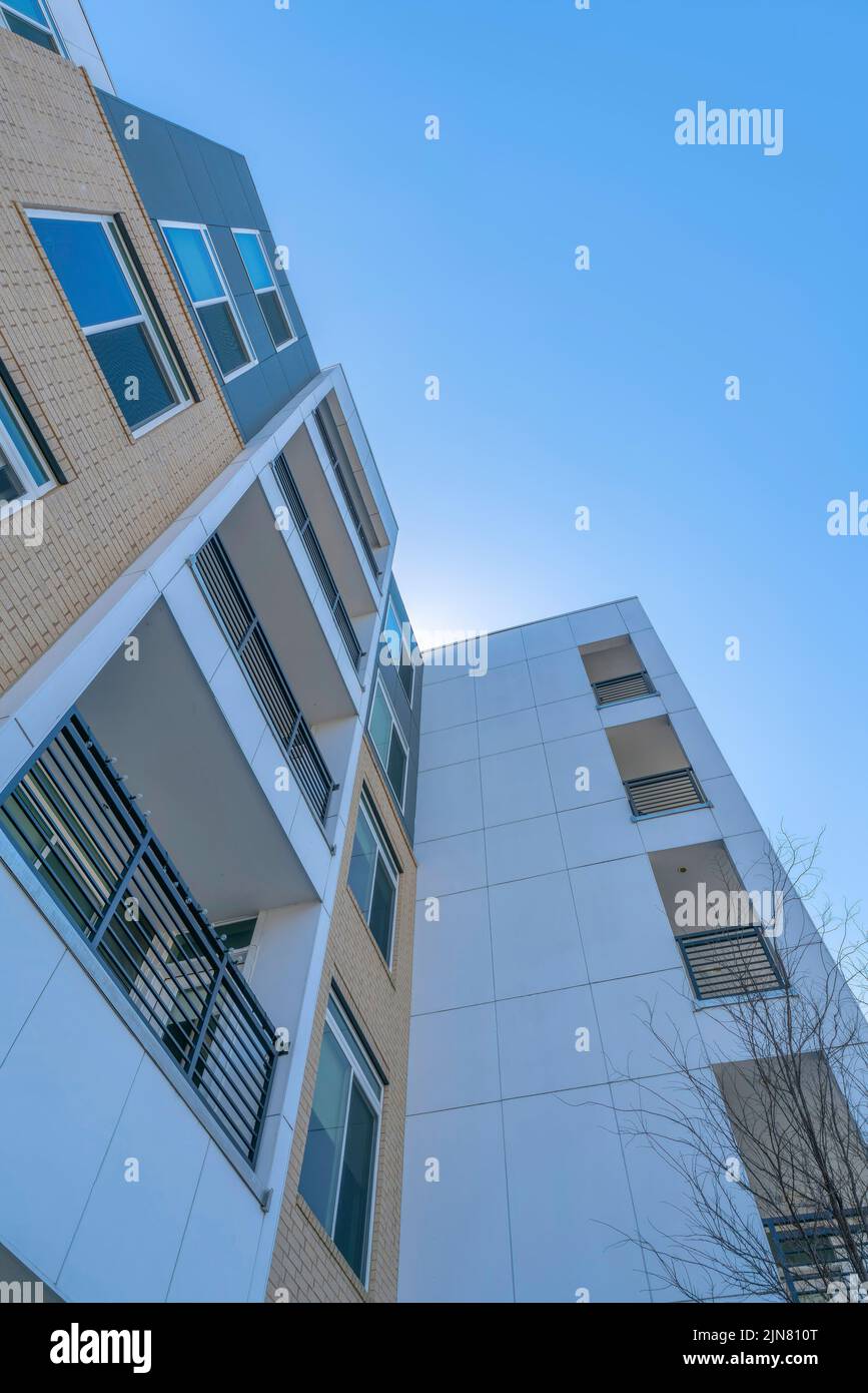 Blick auf ein Gebäude mit Ziegelsteinen und Balkonen in San Antonio, Texas Stockfoto