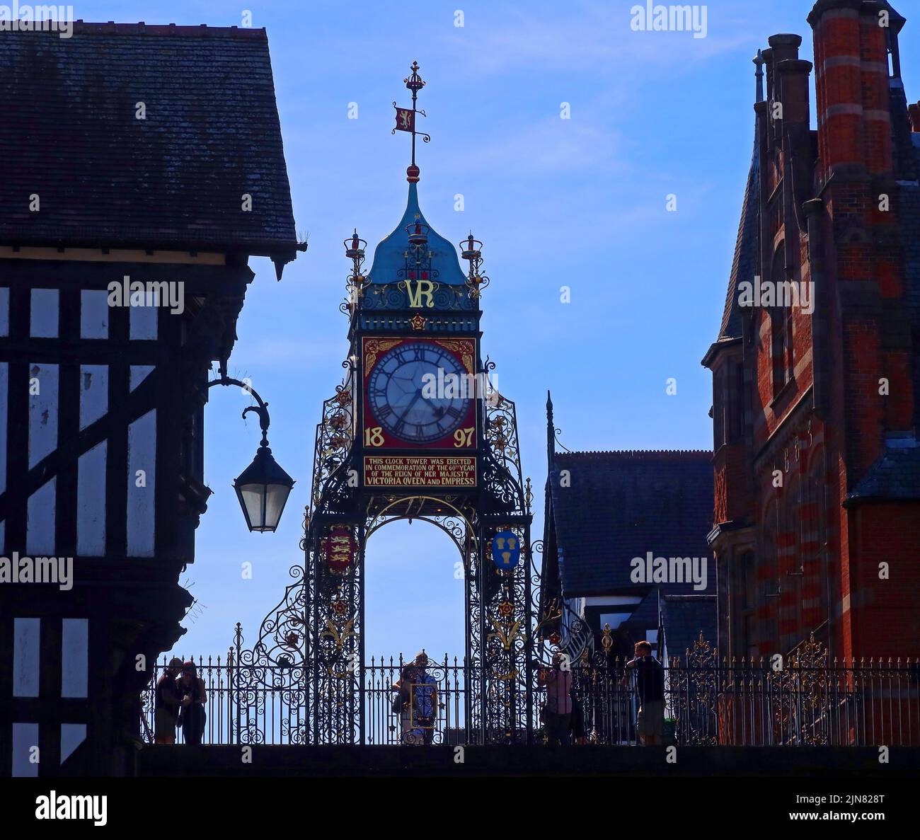 Romantisches Eastgate, mit der berühmten Eastgate Turret Clock, über dem Eastgate der antiken Mauern von Chester, Cheshire, England, Großbritannien, CH1 1LE Stockfoto