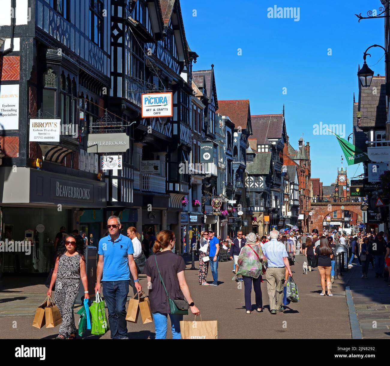 Geschäfte, Reihen und Gebäude, Architektur der Watergate Street, Chester, Cheshire, England, Großbritannien, CH1 2LE, im Sommer Stockfoto